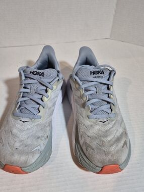 Hoka Women's Arahi 6 Light Gray Running Shoes with Orange Accents